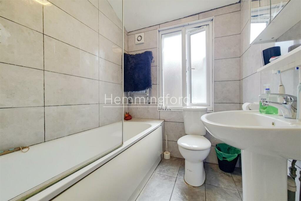 16_Bathroom-0.jpg