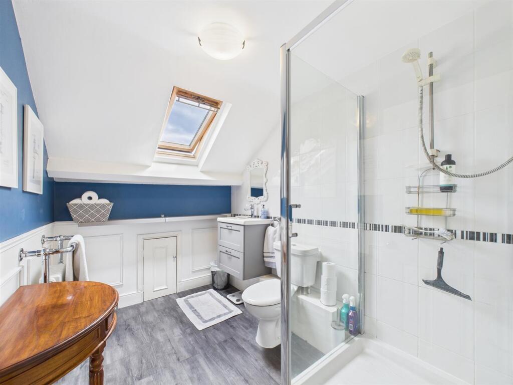 shower top floor.jpg