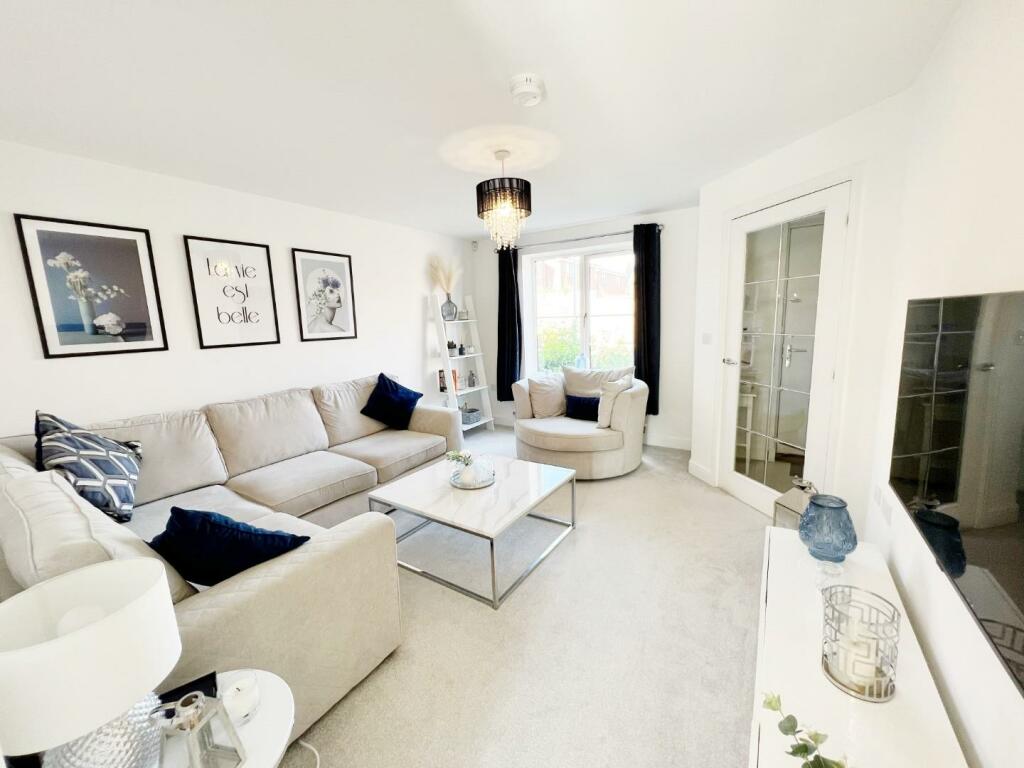 Lounge pic 1.jpg
