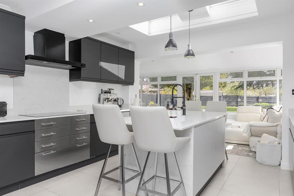 Mayfields, 1 Manor Close