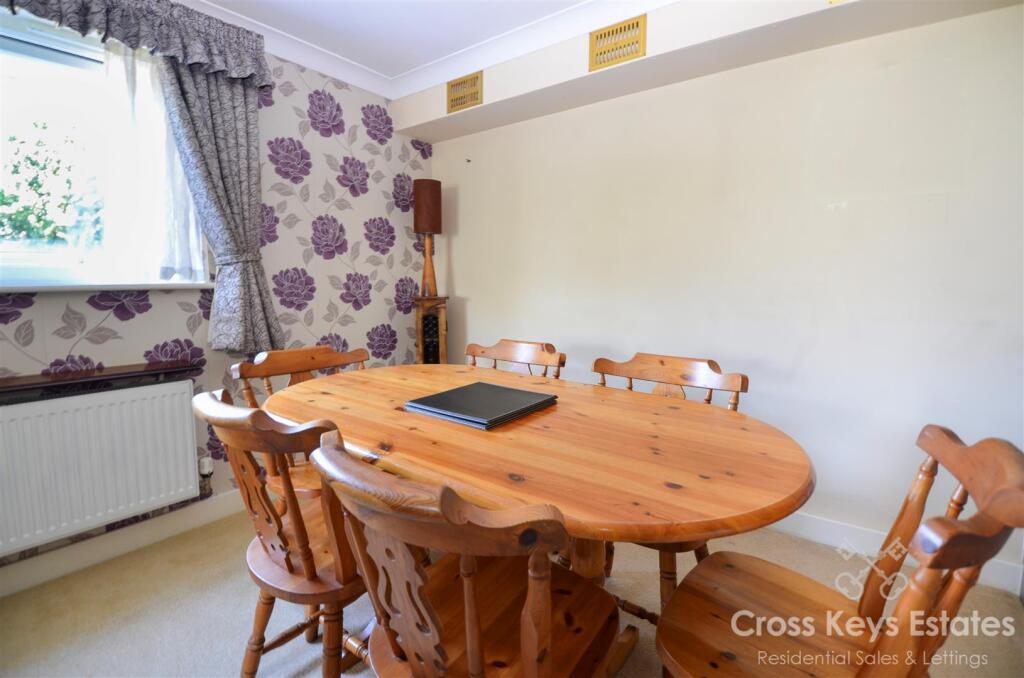 Sitting Room/Dining Area