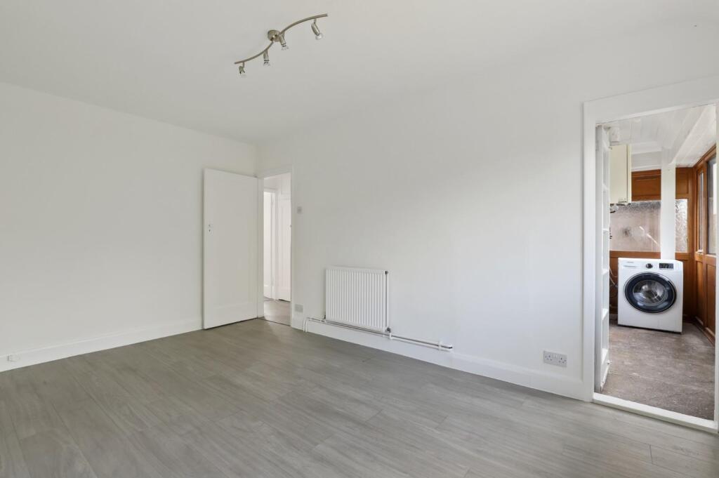 09-f702JHPropWorld - 23 Meadow Close - 27 (1).JPG