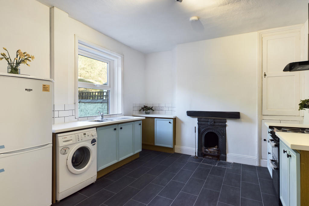 Spacious Kitchen 