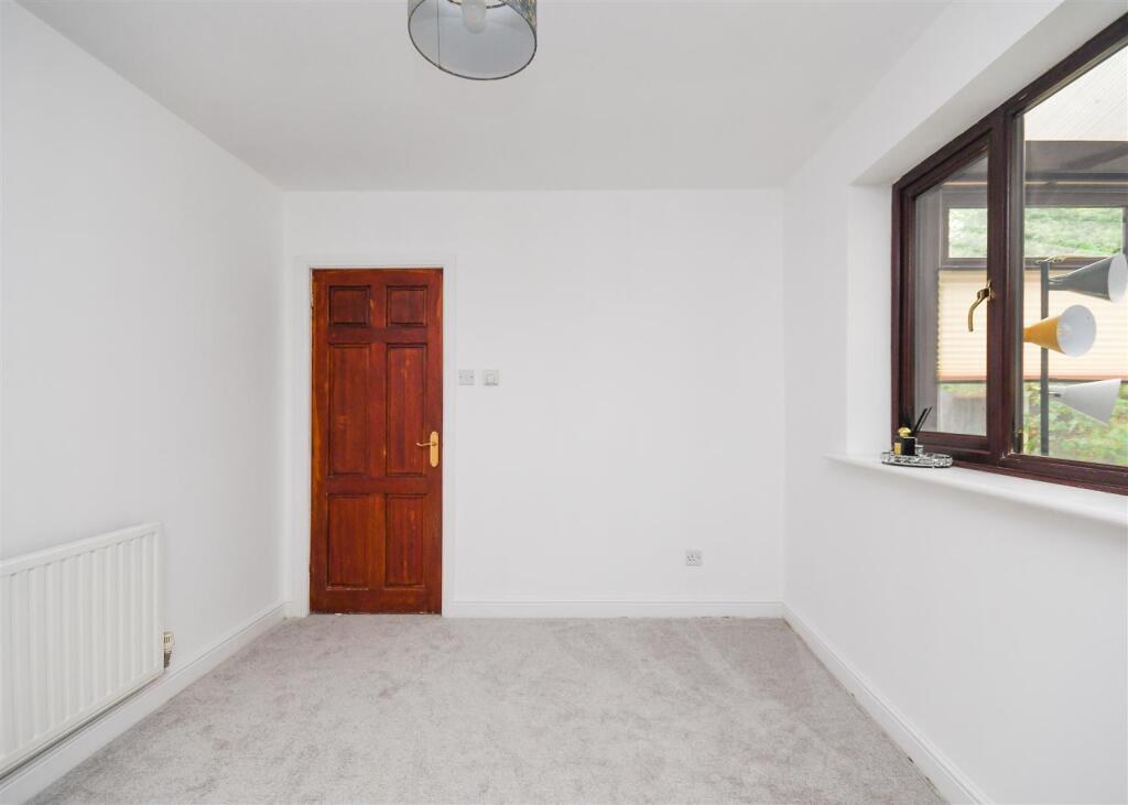 15 Midhurst  Grove - Dining Room.jpg