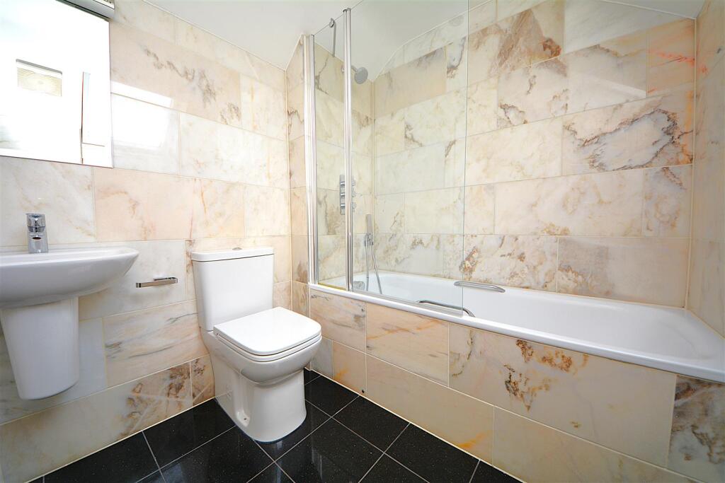Master Bathroom.JPG