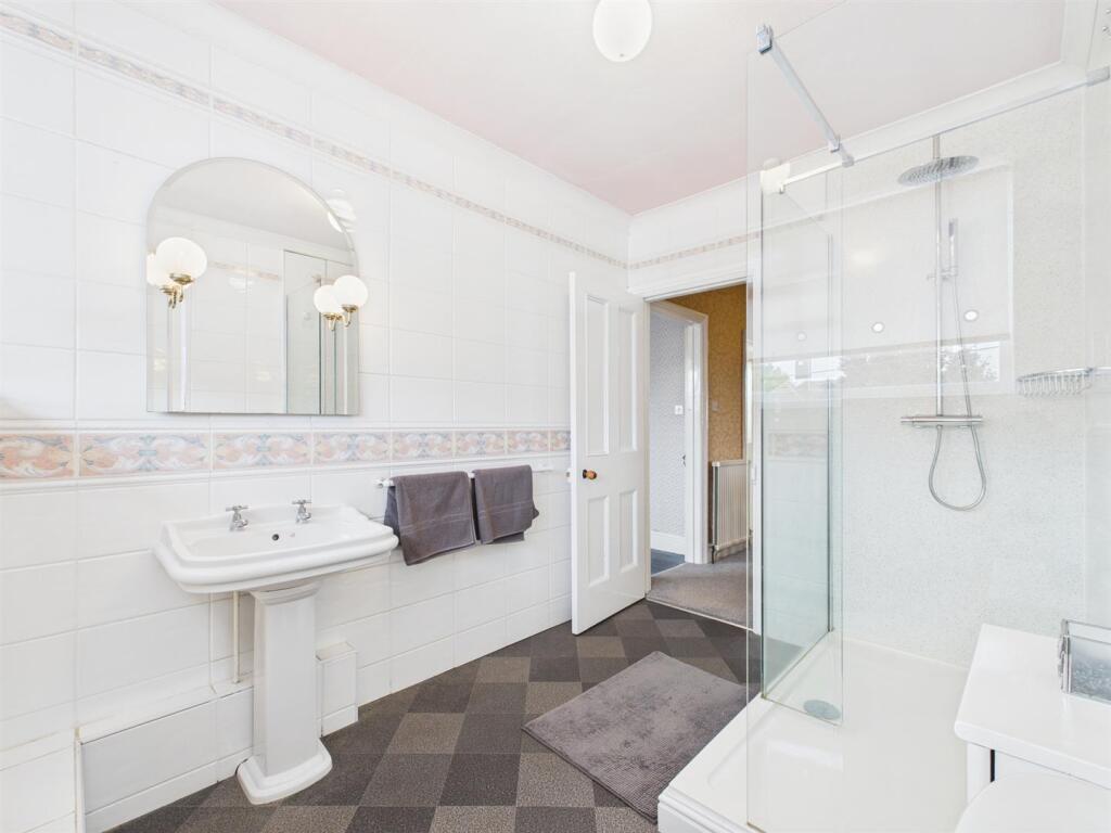 FAMILY SHOWER ROOM