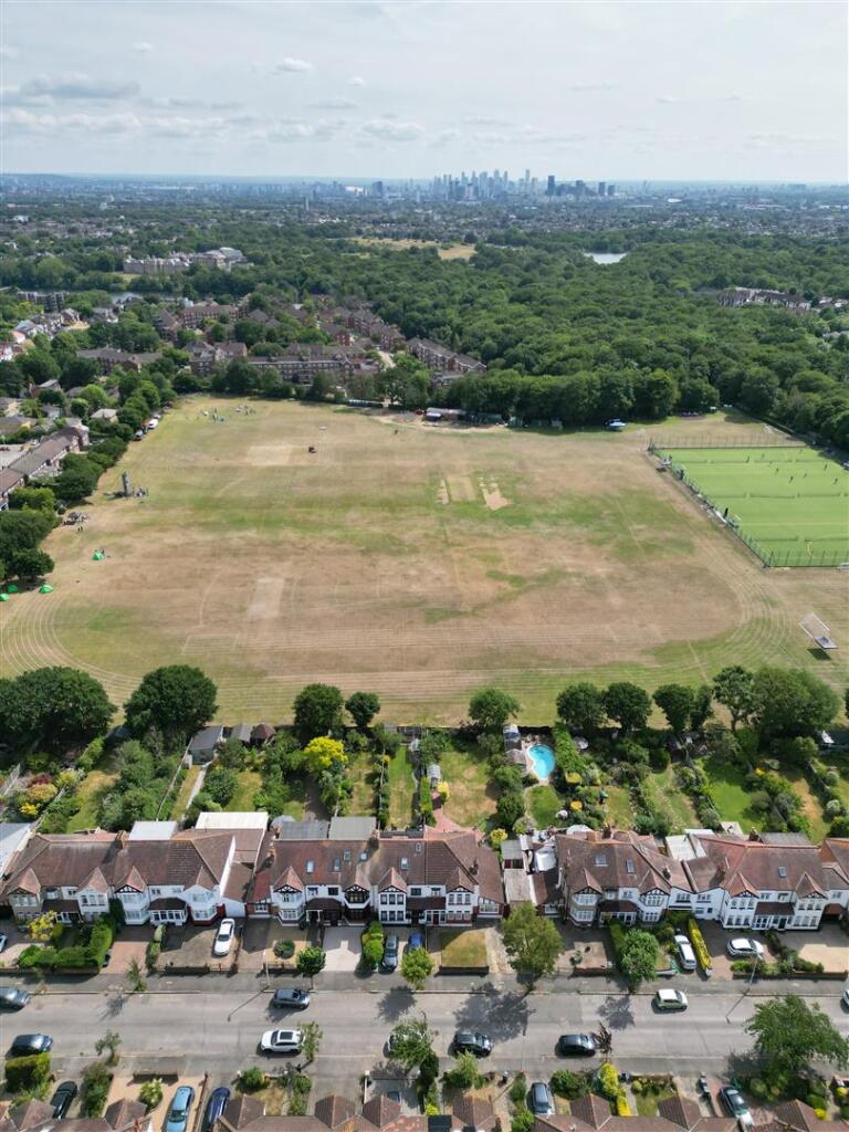 Cheyne Avenue, E18