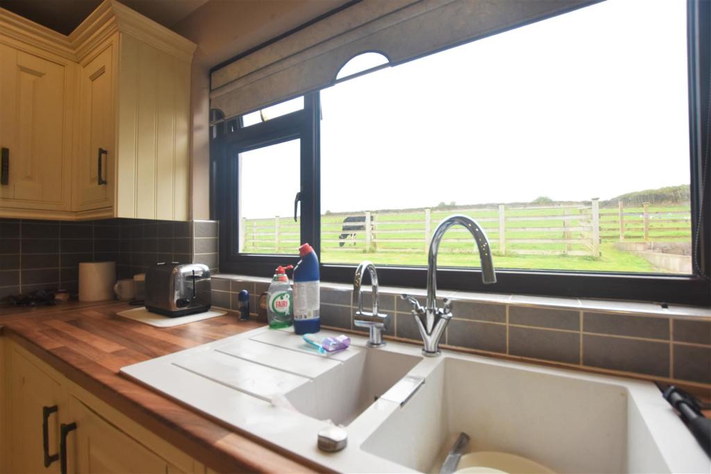kitchen 2.JPG