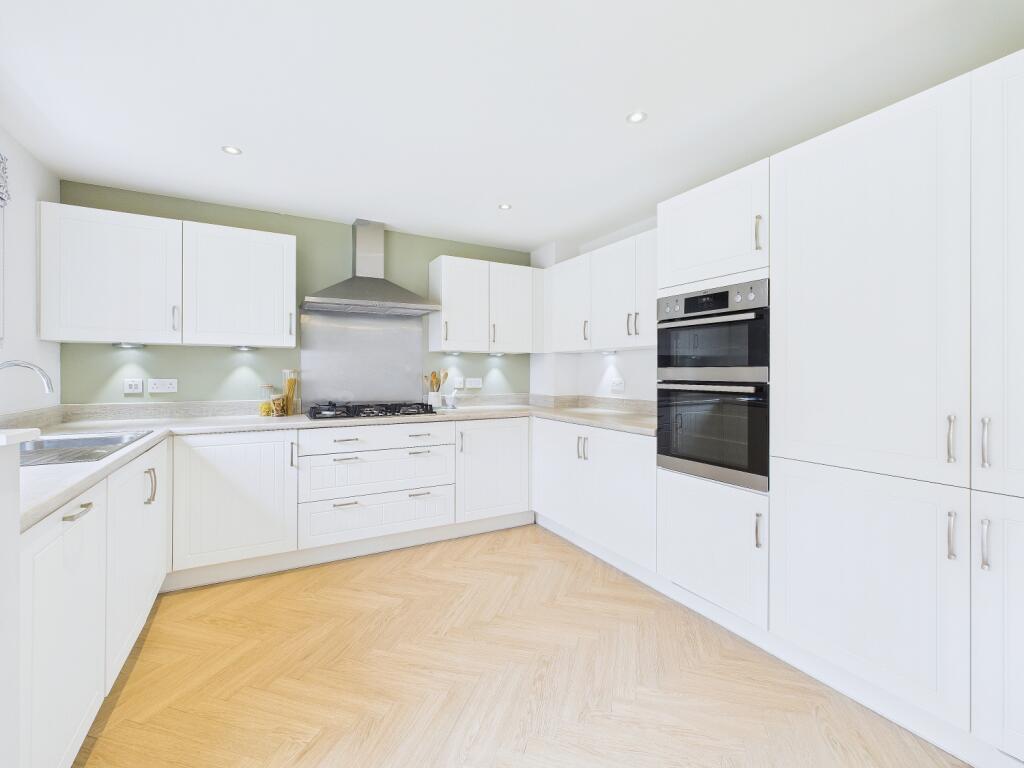 CAM03162G0-PR0107-STILL008