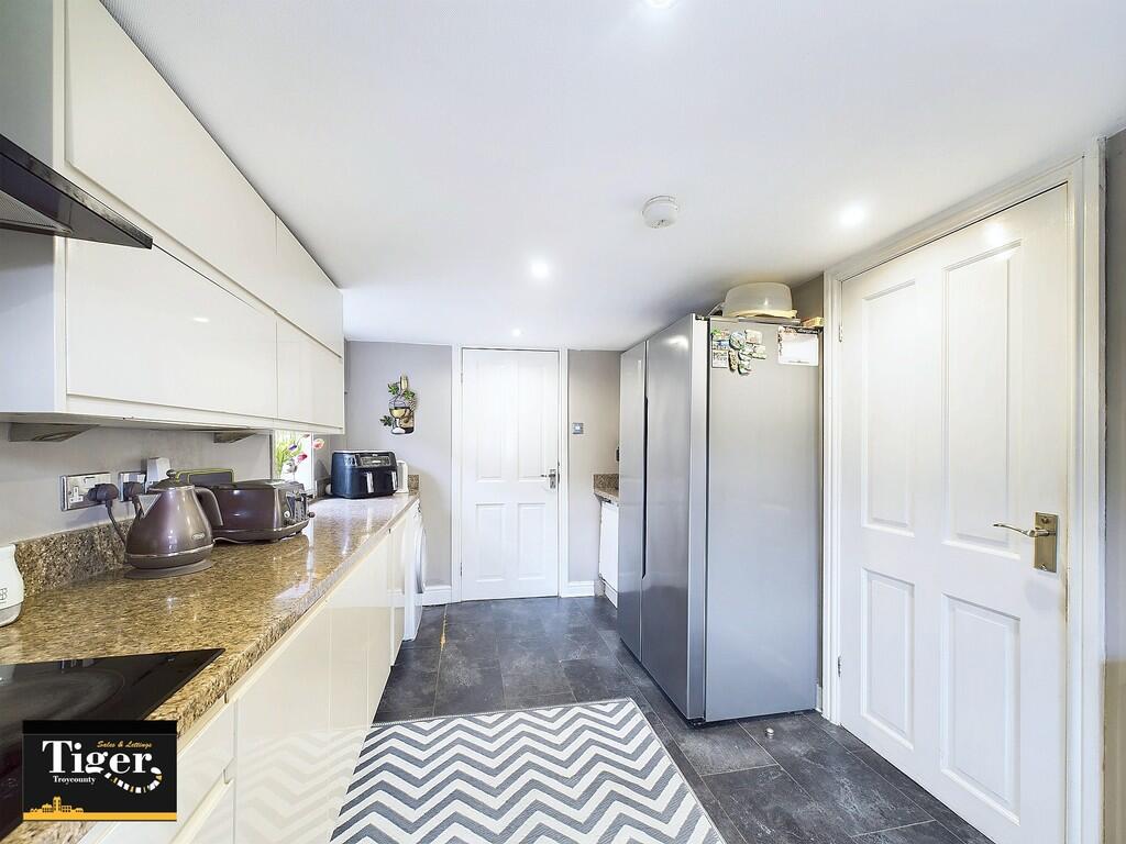 CAM02176G0-PR0484...