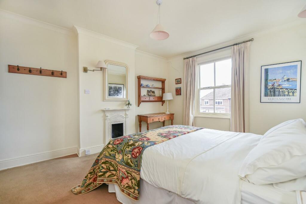Bedroom 1 alt