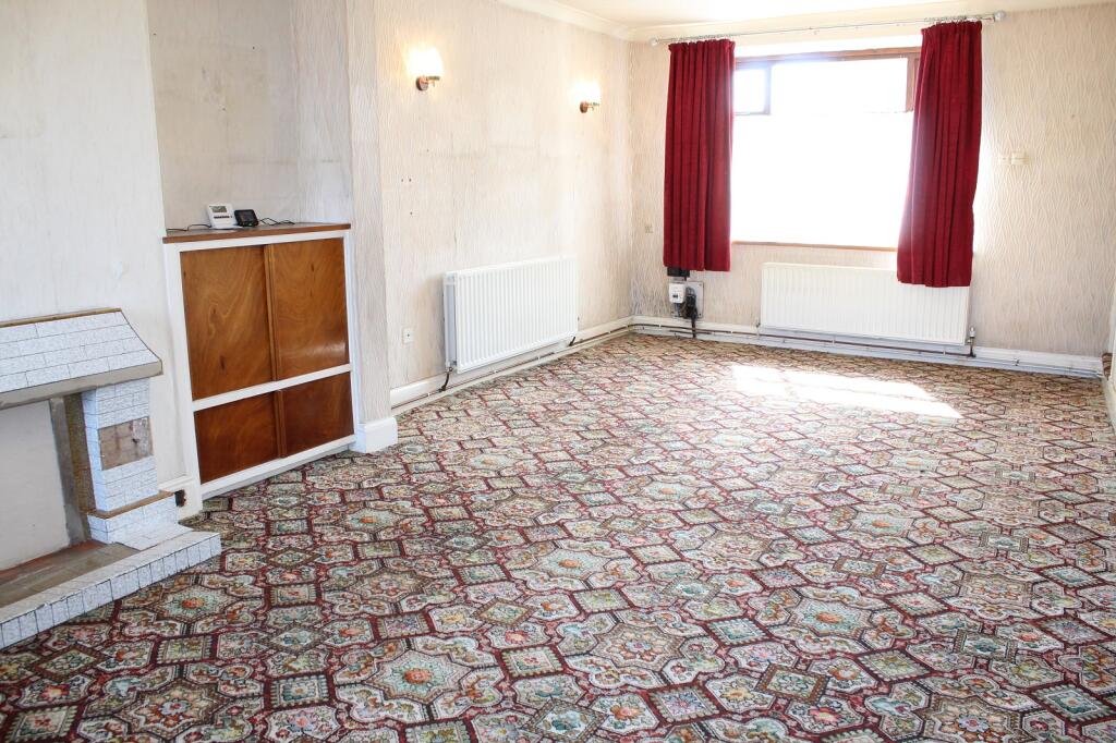 Lounge / Dining Room Picture 2