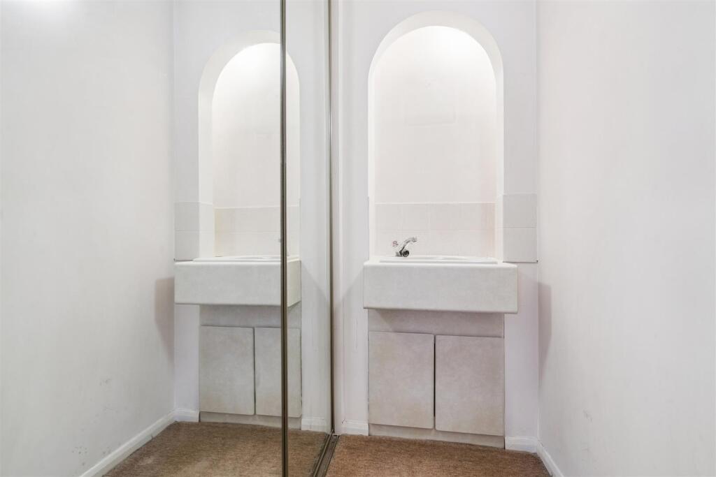5 St Benedicts Close, London dressing room.jpg