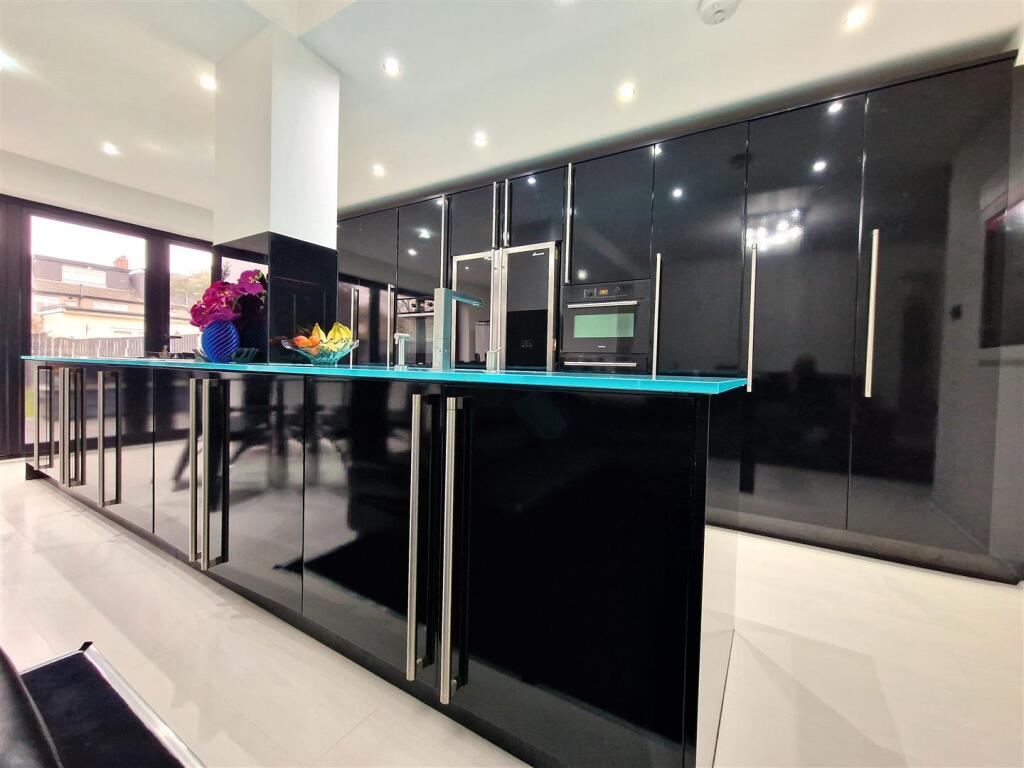 Kitchen 1.jpg