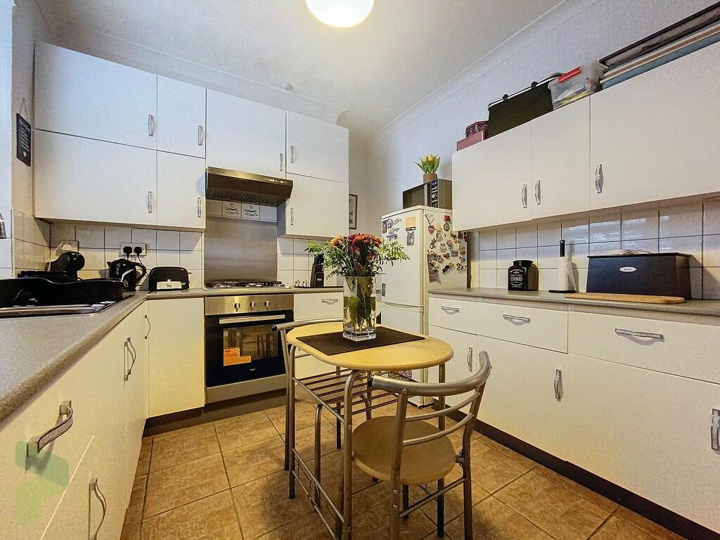 Fully Fitted Kitc...