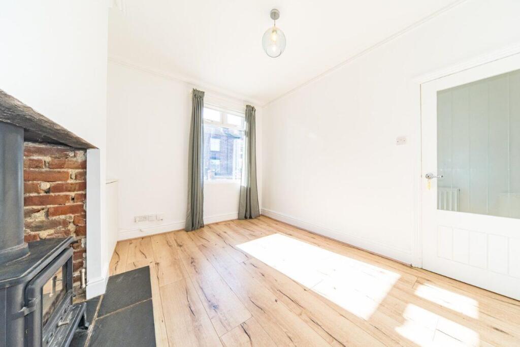 31 Ellaby Road lounge 2.jpg