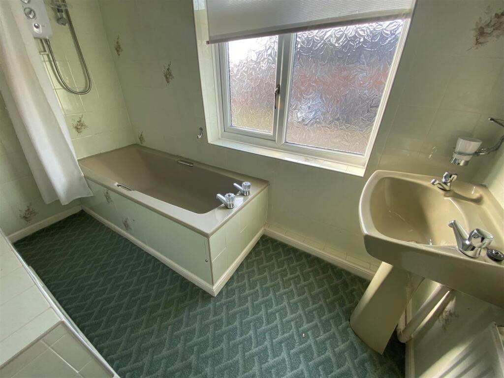 Bathroom 1.jpg