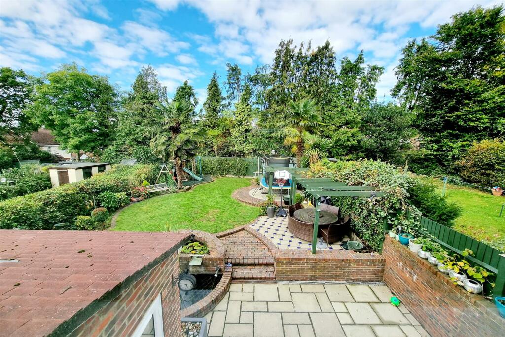 VIEW TO REAR FROM BEDROOM 3:
