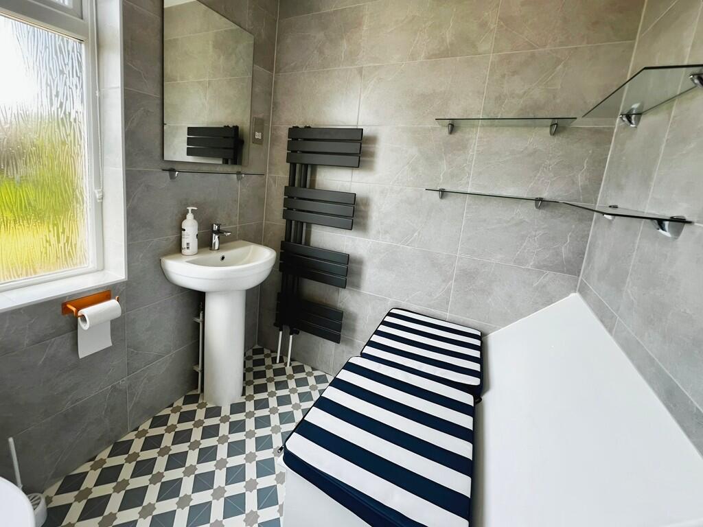 082b066b-bathroom...