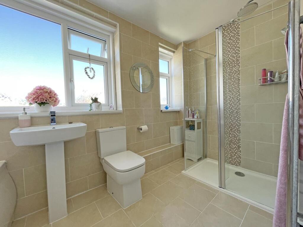Treveneague Gardens 47 Bathroom 3.jpg