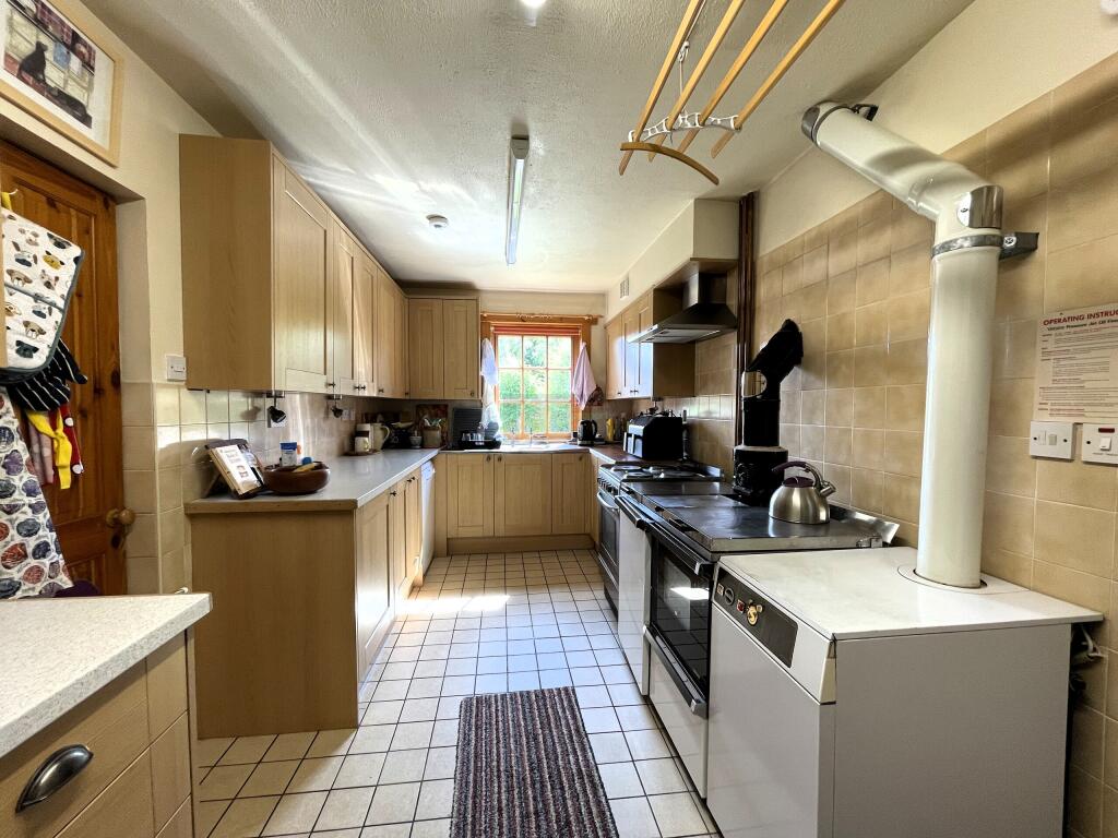6 Kitchen a.JPG