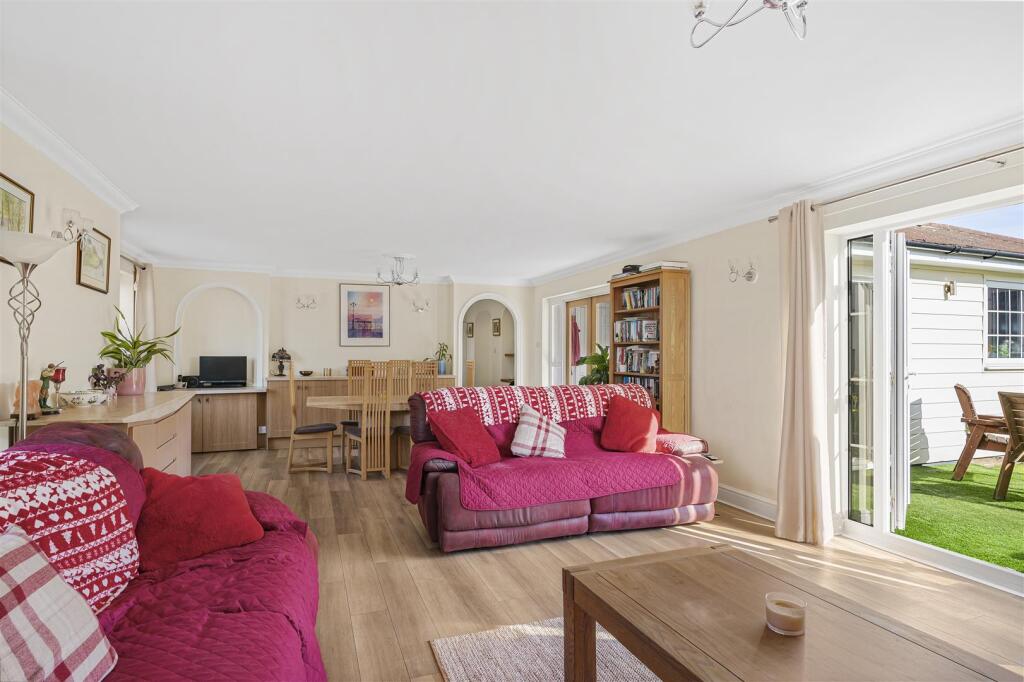 Lounge/Dining Room