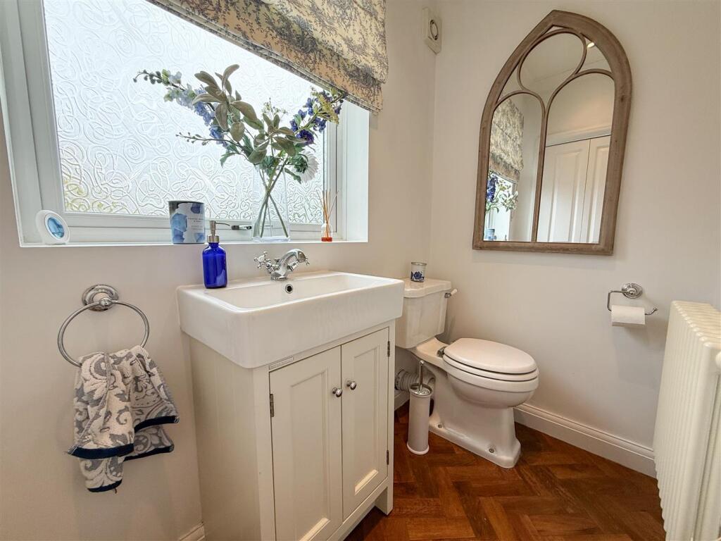 DOWNSTAIRS CLOACKROOM