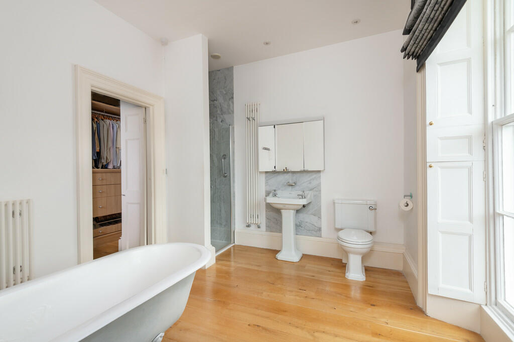 Master Ensuite Ba...