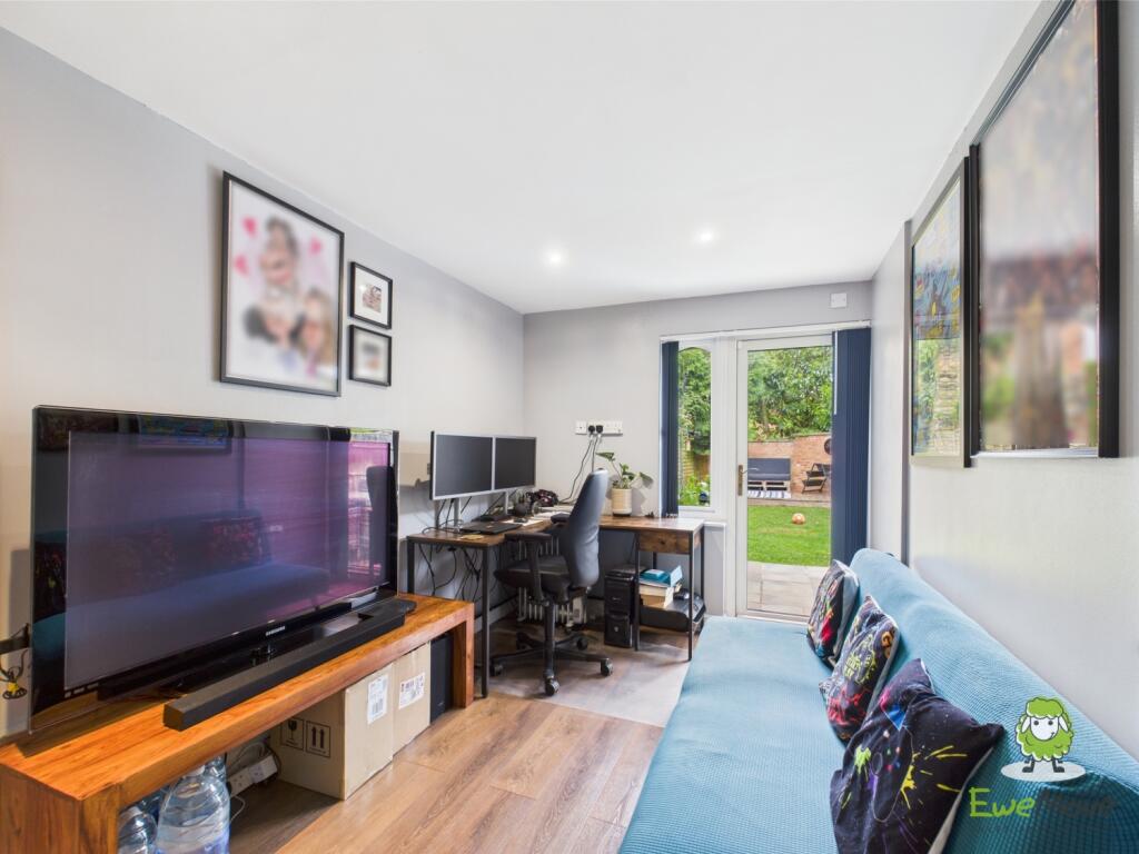 CAM03778G0-PR0237-STILL009