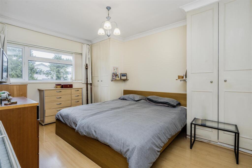 Davidson Frost-Wellings, DFW, Chiltern Avenue, Bed