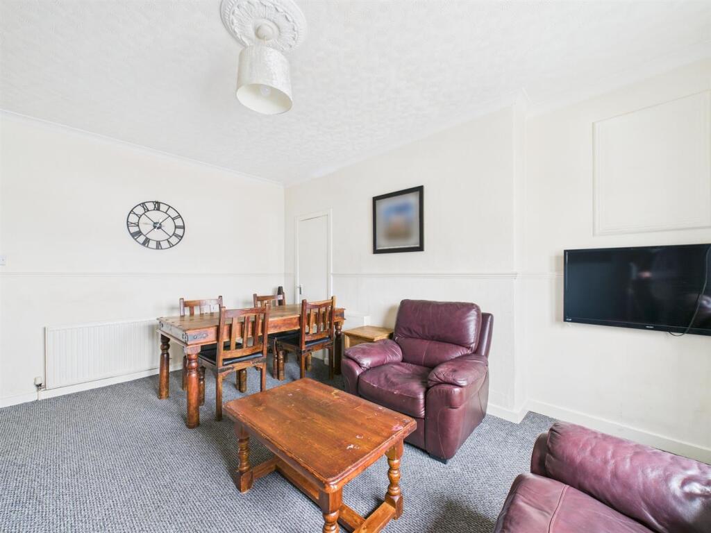 LOUNGE/DINING ROOM