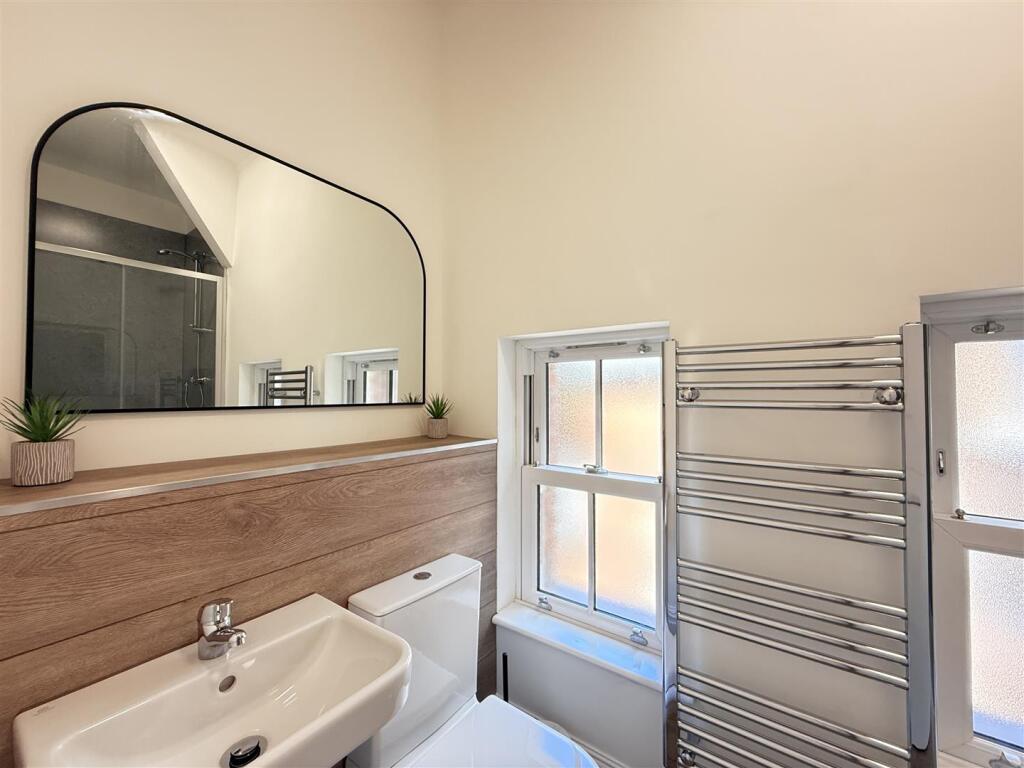 Bathroom 1.JPG
