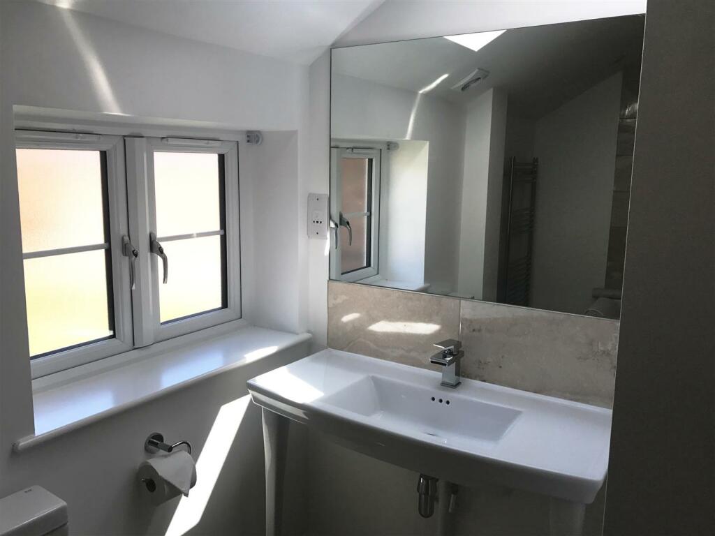Typical upstairs bathroom 2.JPG