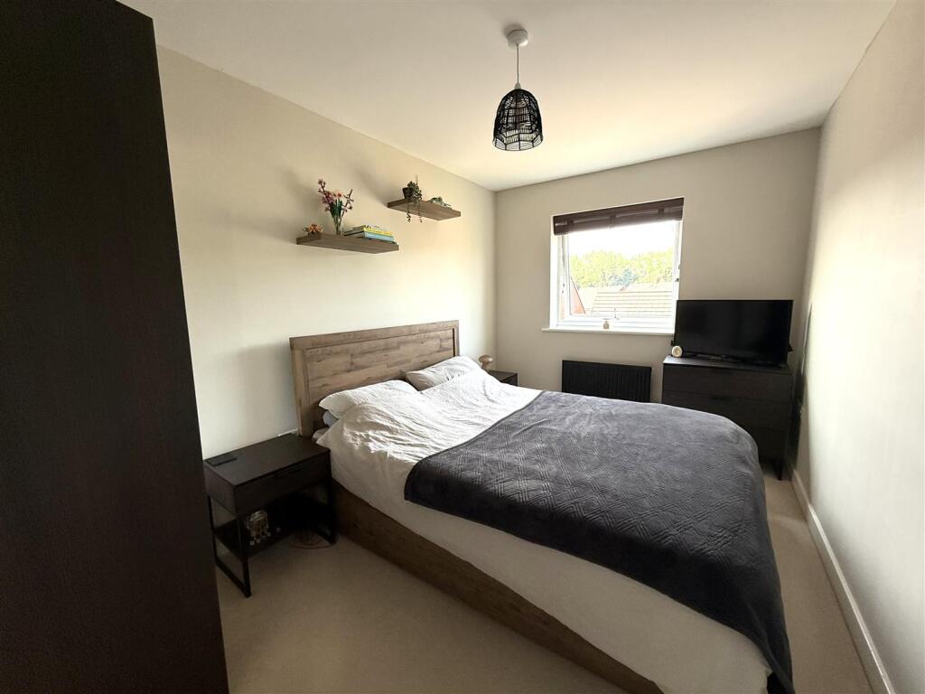 30 langley way bed 4.jpeg