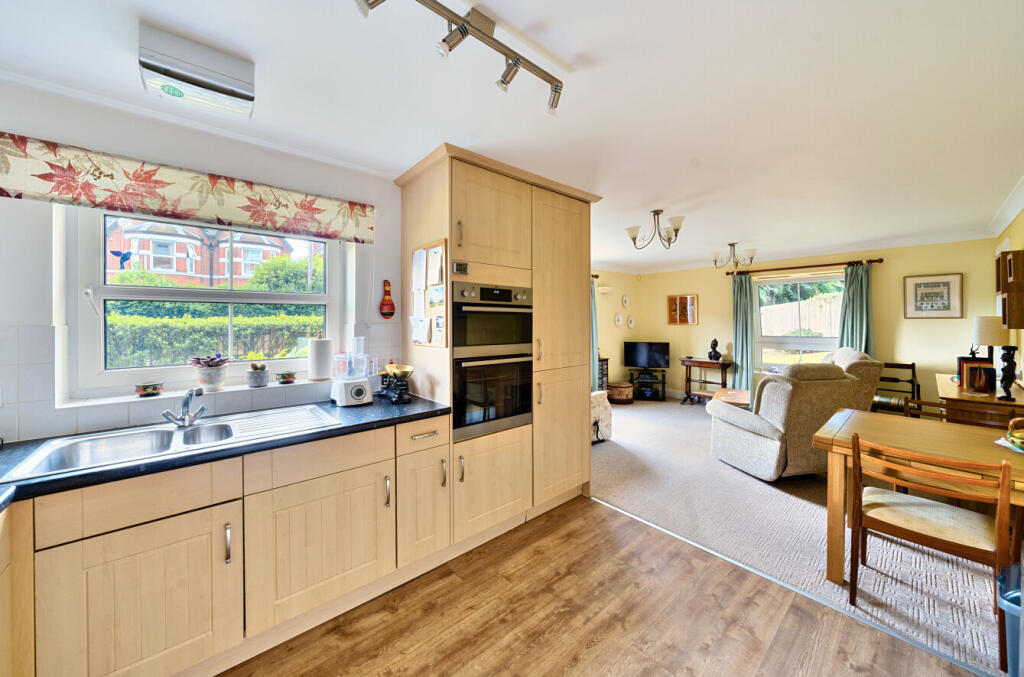 1298095-9-682e0a9...