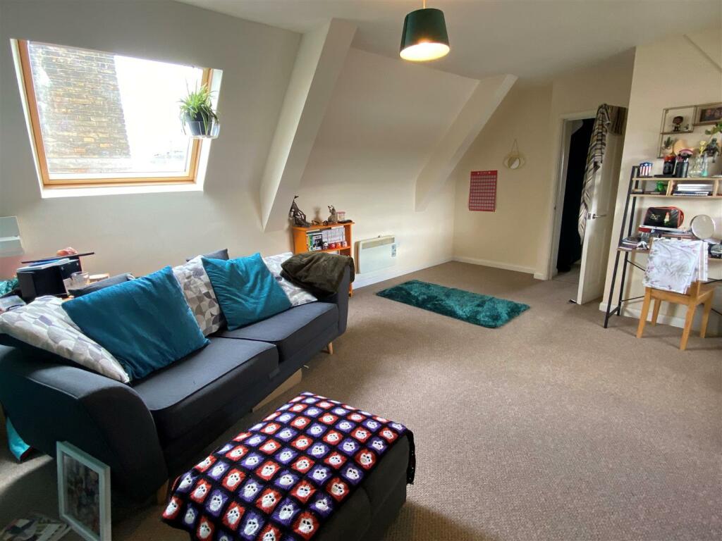 Lounge 2.jpg