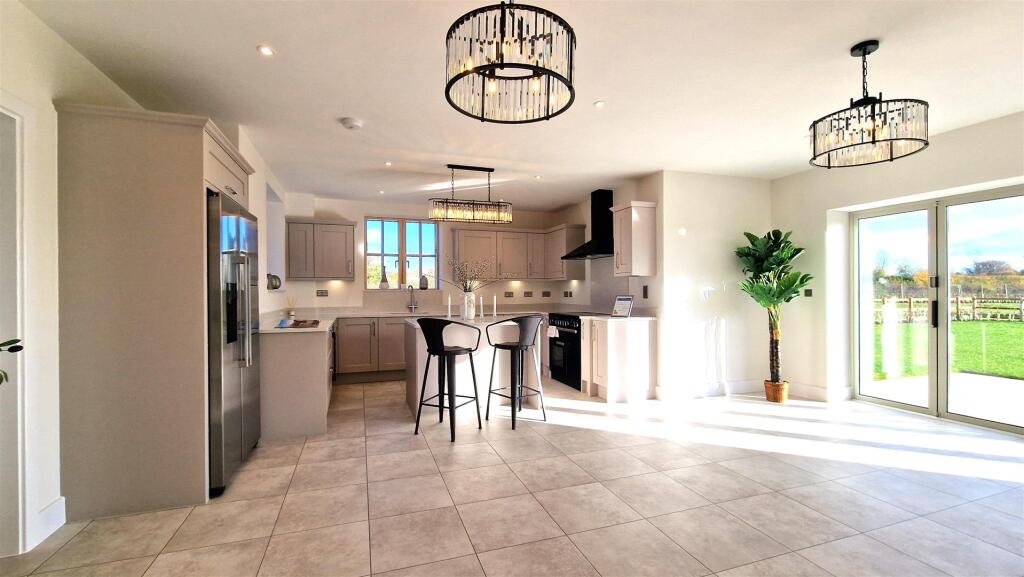 THE CARRIAGES FRONT P1KITCHEN 3.JPEG.jpg