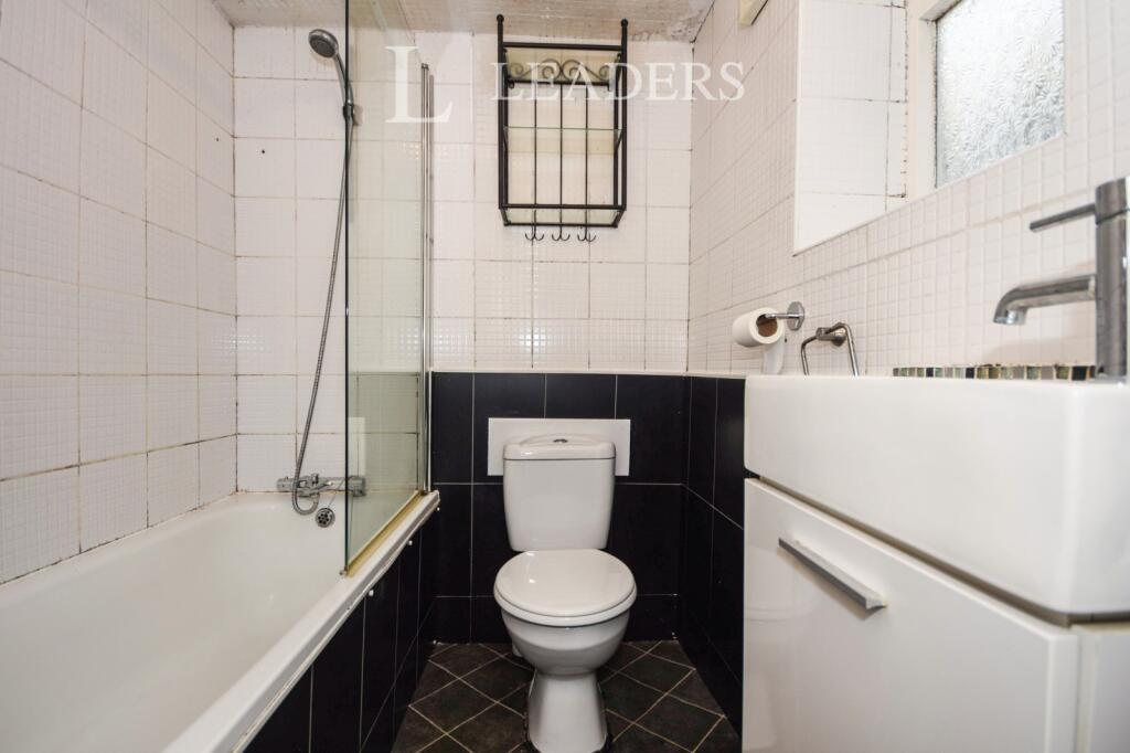 Bathroom (Main)