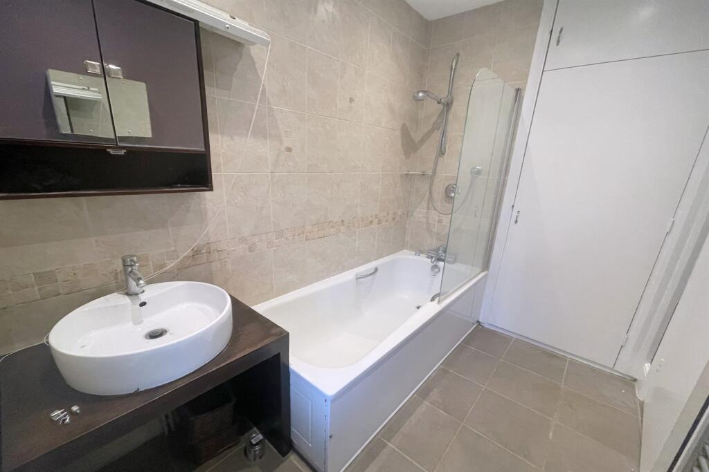 Modern Bathroom with