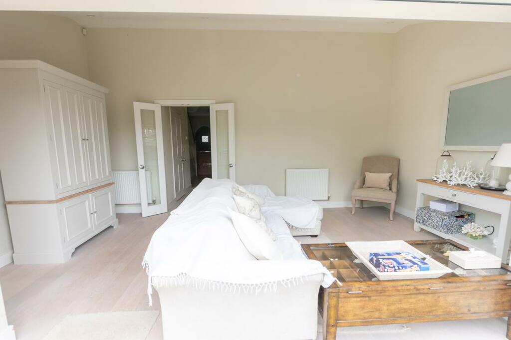 Lounge pic 3.jpg