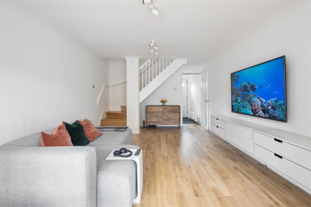 Greenstone Mews, E11