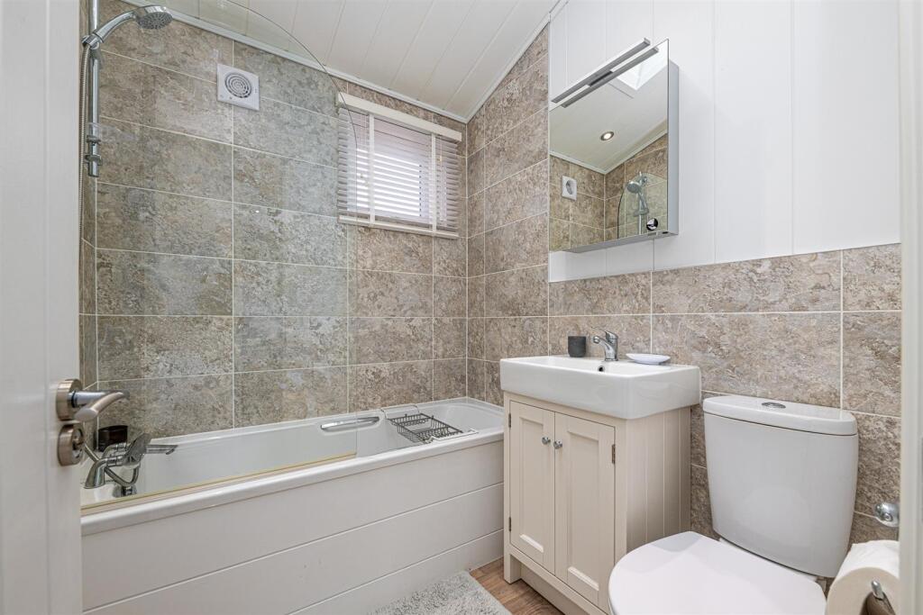 R16-ABERAFON-PARK-BATHROOM-1A.jpg