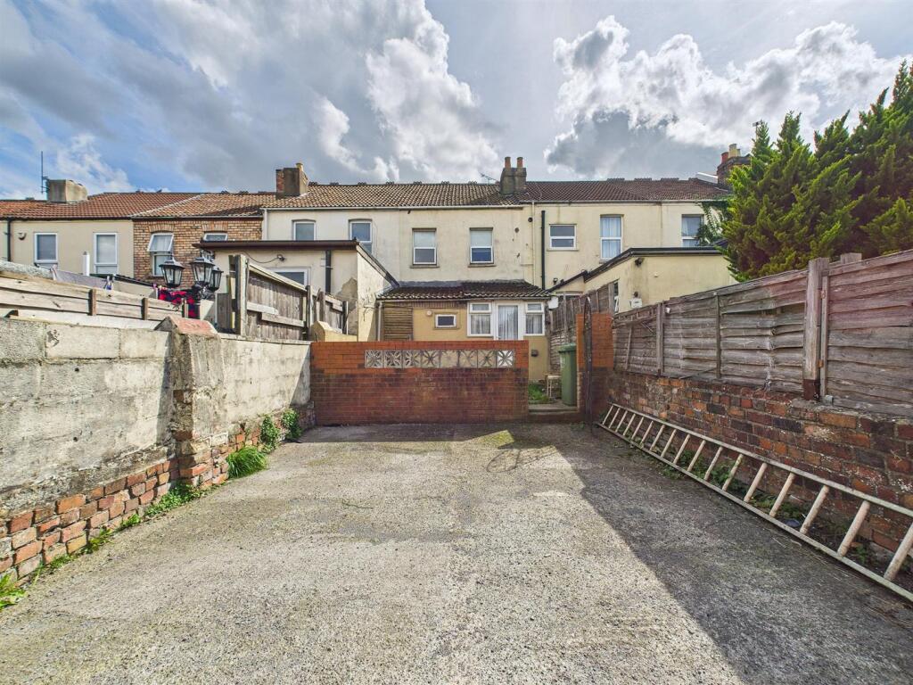 11 - 3 bedroom terraced house.jpg