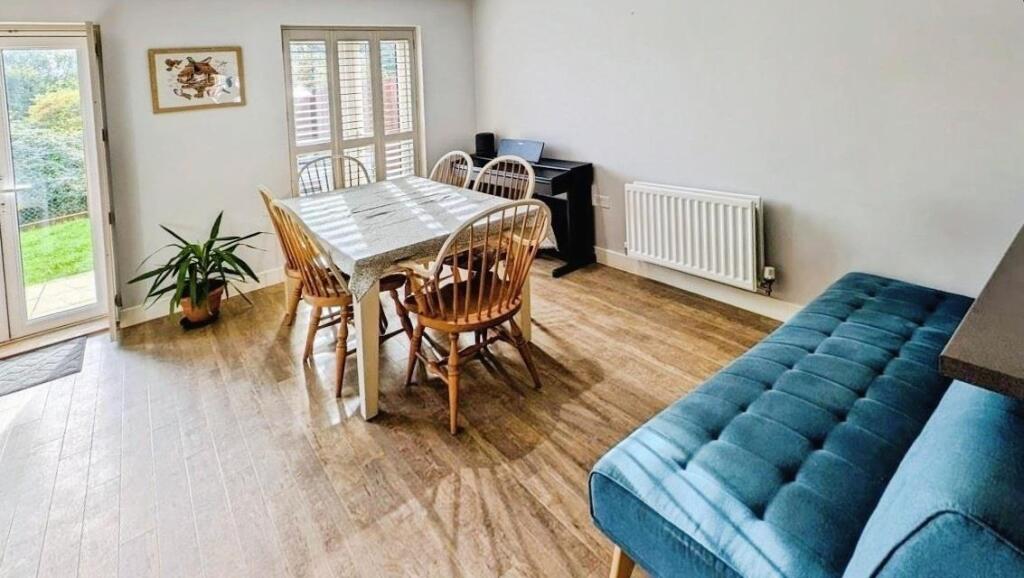 37 Hollybrook dining b.jpg