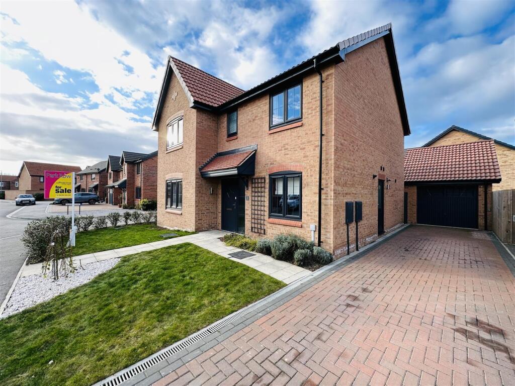 Front of House showing Deiveway