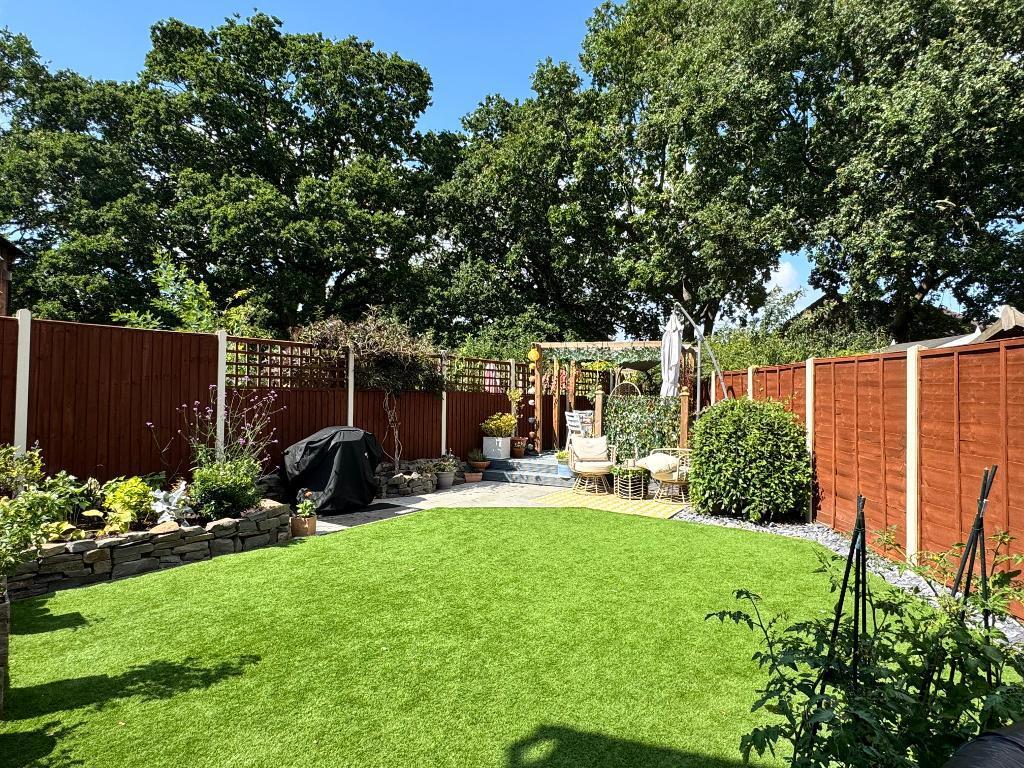 Pretty enclosed garden with side access