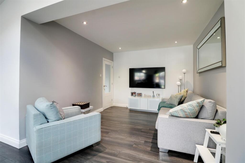 'L' SHAPED ENTENDED KITCHEN/DINER/FAMILY AREA meas