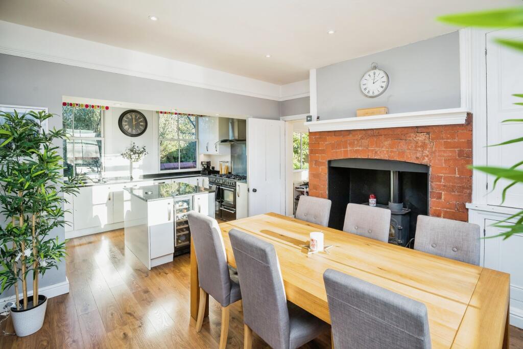 Kitchen/ Dining Room