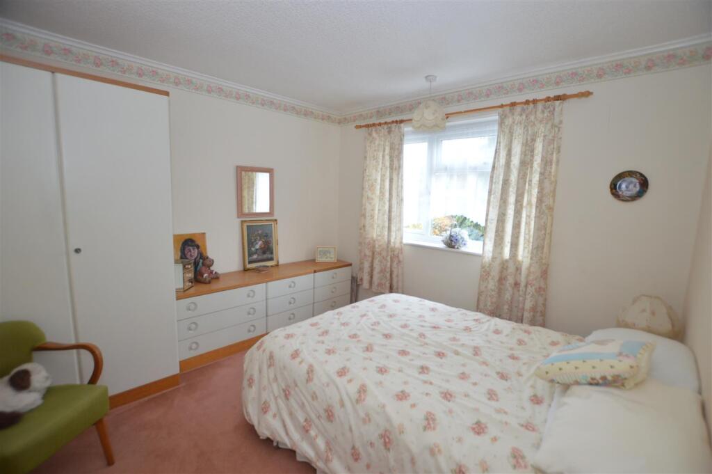 Arnold Crescent bed 2.JPG