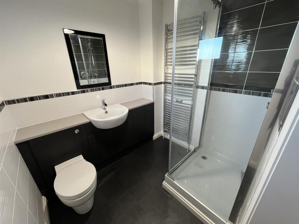 EN-SUITE SHOWER ROOM